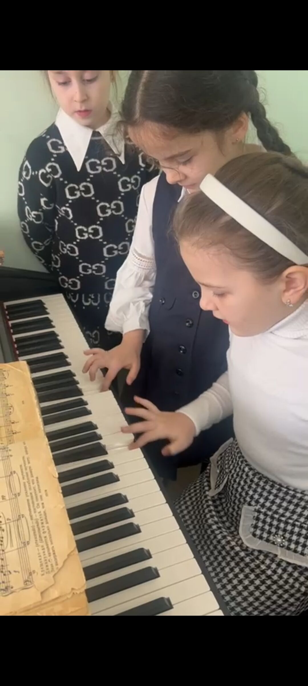 Обучение фортепиано в начальной школе.